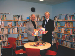 Helios überreicht dem Leiter der Stadtbücherei Mönchengladbach, Guido Weyer, acht Zauberbücher für die Kunderbibliothek (2007)